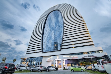 Entrada de la propiedad. Alliance Palace Batumi