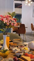 Café da manhã com buffet todos os dias mediante uma taxa