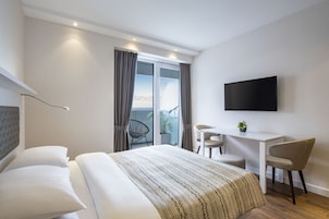 Minibar, cortinas blackout y sistema de insonorización