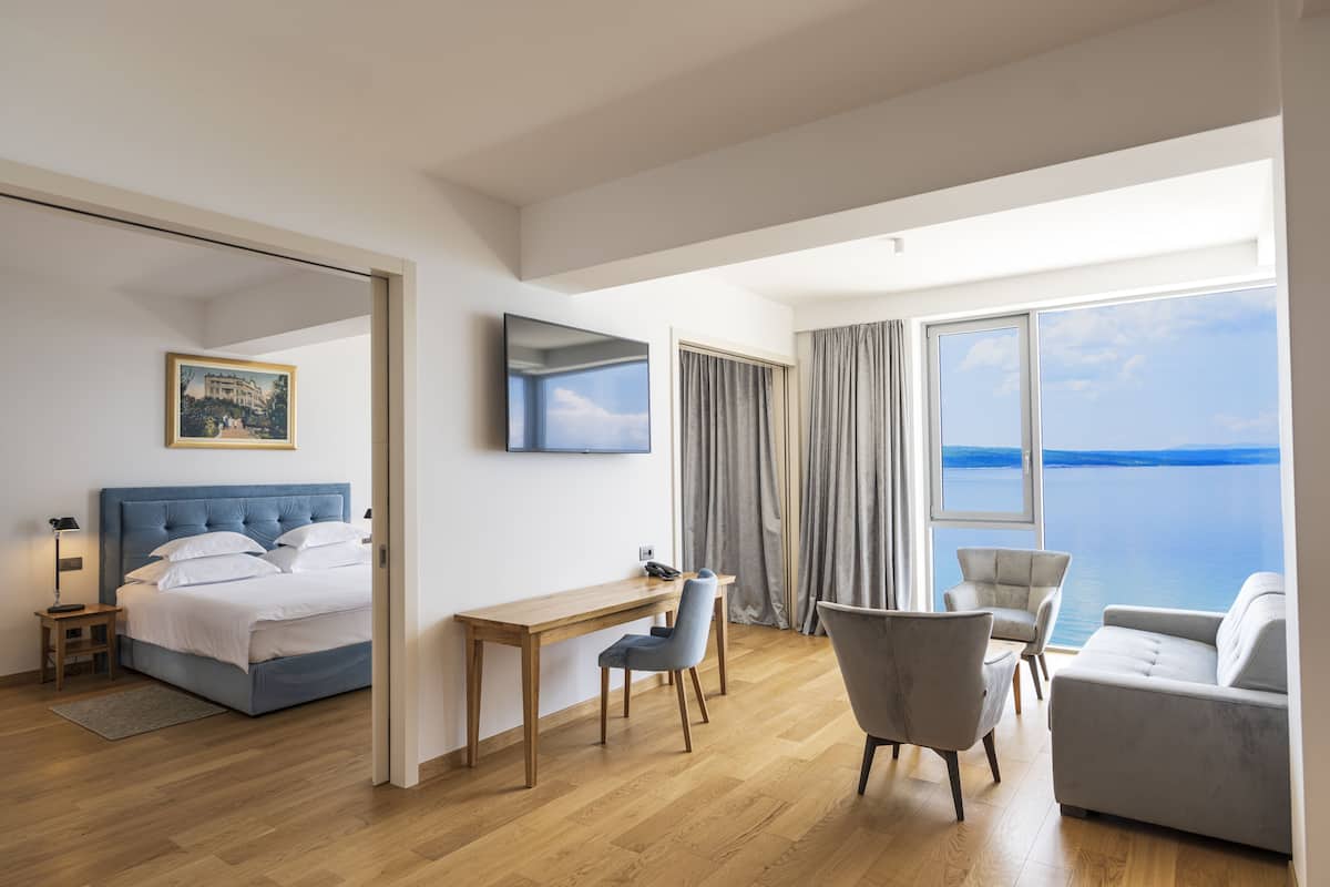 deluxe suite, sea view | 1 bedroom, hypo-allergenic bedding, minibar, in-room safe