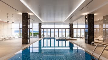 Piscina coperta, lettini