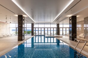 Indoor pool, sun loungers - Hotel Miramare (Crikvenica)