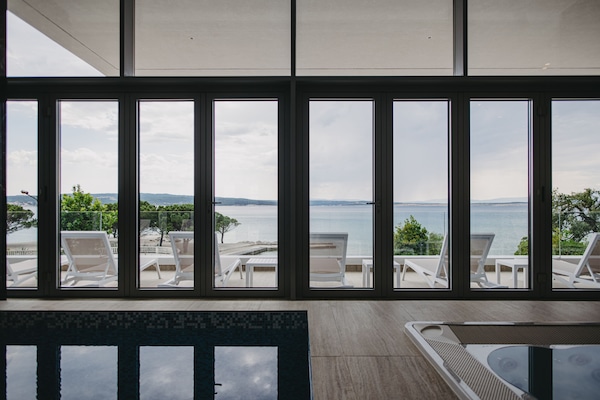 Indoor pool, pool loungers