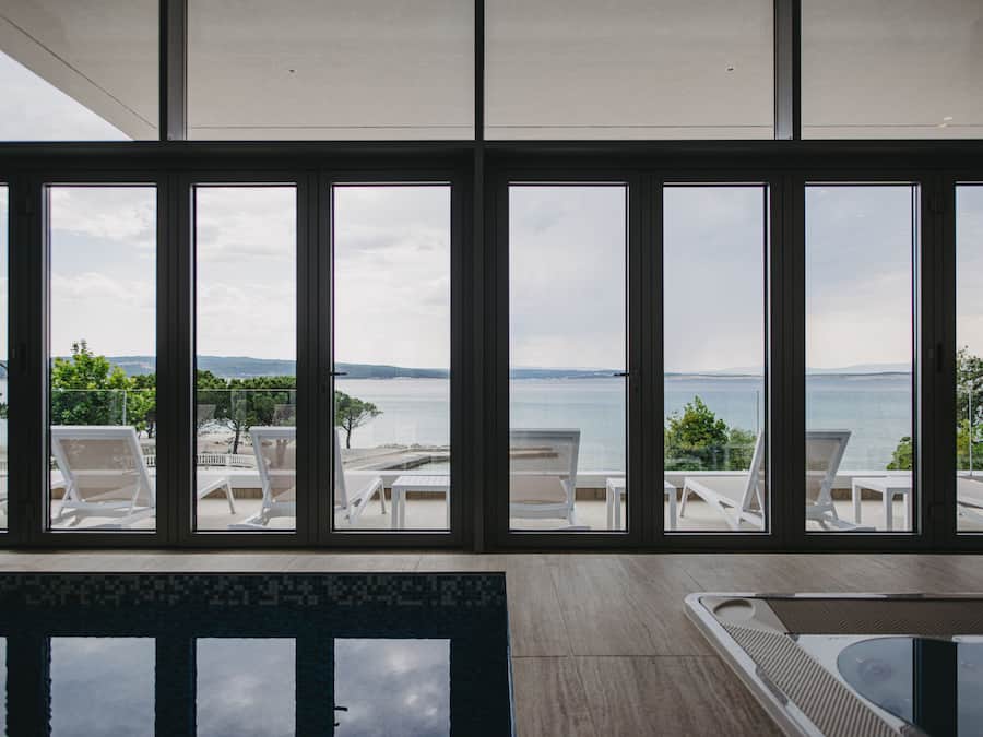 Indoor pool, sun loungers
