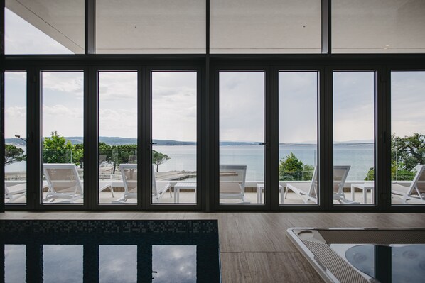 Innenpool, Liegestühle