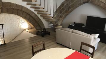 Apartment, 2 Bedrooms, Balcony | Ruang tamu