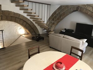 Apartment, 2 Schlafzimmer, Balkon | Wohnzimmer