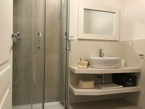 Apartment, 2 Schlafzimmer, Balkon | Badezimmer | Haartrockner, Shampoo