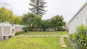 Property grounds - Lea Villa in Cape Town, South Africa (Cape Town)