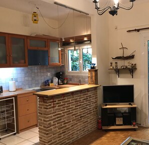 Kaffetrakter/tekoker, høy barnestol og kjøkkenutstyr