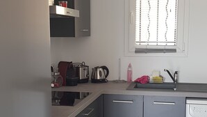 Kaffe-/temaskine, køleskab, mikrobølgeovn, ovn