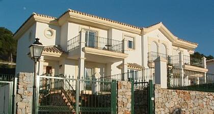 Luxury Villa at Alhaurin Golf nr Mijas, pvt Heated Pool, Wifi, Aircon, fab Views