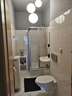 Dusche, Haartrockner, Toilettenpapier