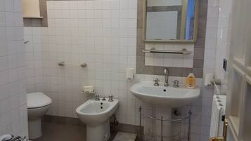 Apartment, 2 Schlafzimmer, Balkon | Badezimmer | Haartrockner