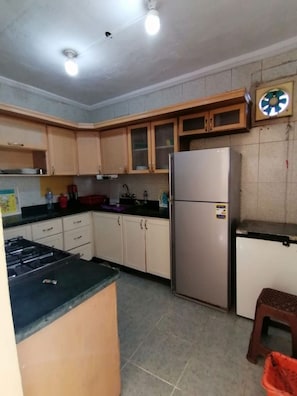 House, 5 Bedrooms, Smoking, Balcony | Dapur peribadi