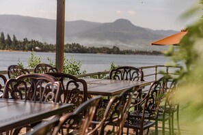 Outdoor dining - Phka Kravan Boutique (Kampot)