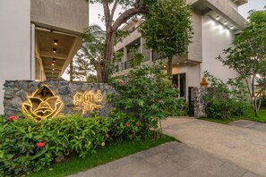 Um edifício moderno com parede de pedra e um letreiro com flor de lótus.