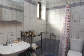 Casa, 1 habitación | Baño | Amenidades de baño gratuitas, secadora de cabello, pantuflas, toallas 