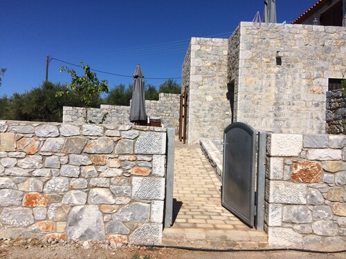 Leonidas Stone Houses Near Beach 50 Meters Away From Tavern With Local Food