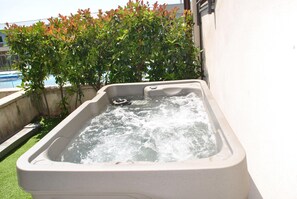 Bain à remous extérieur