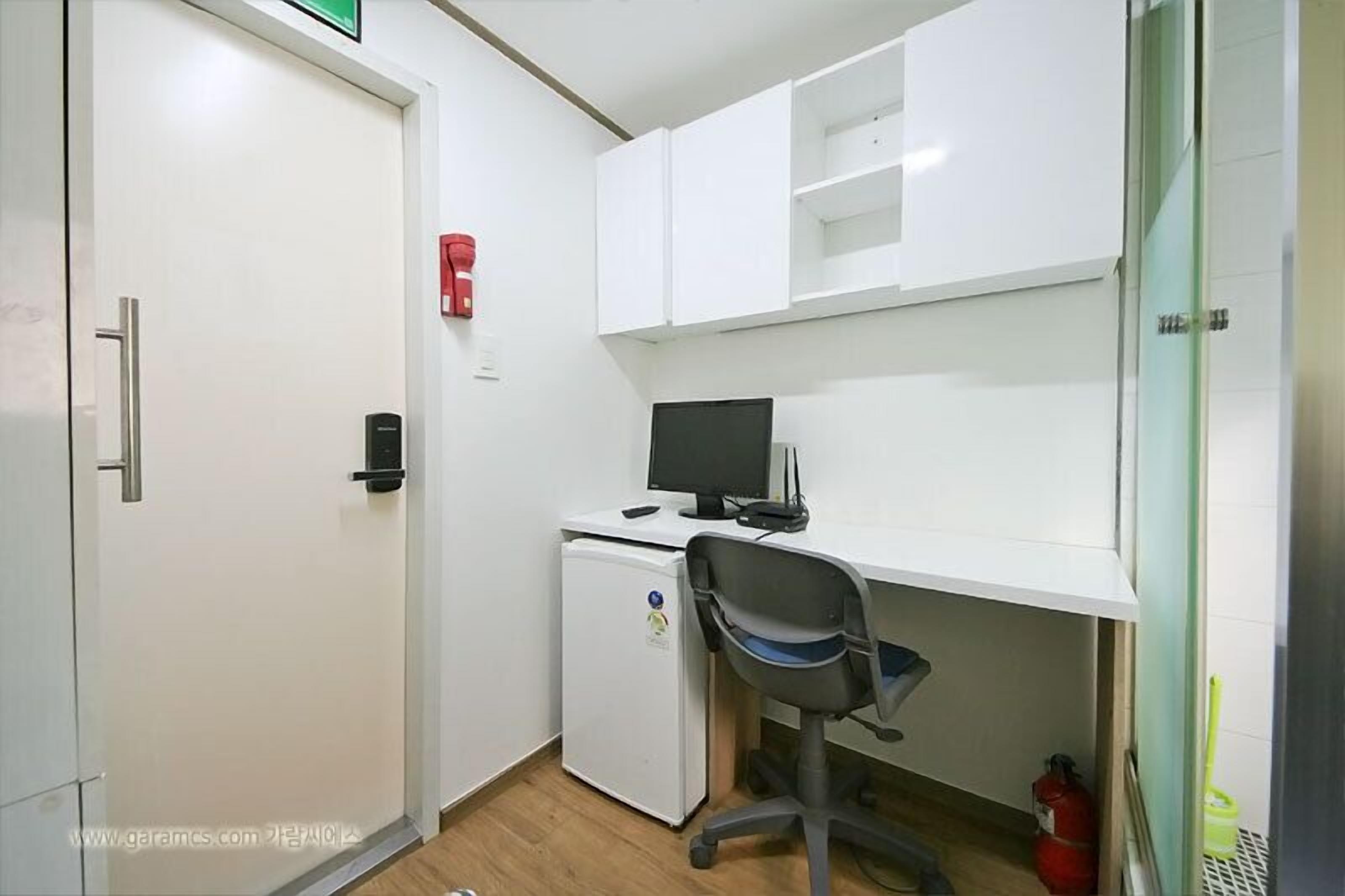 Basic Single Room | Room amenity