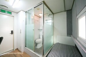 Basic-Einzelzimmer | Badezimmer | Dusche, Haartrockner, Handtücher, Seife