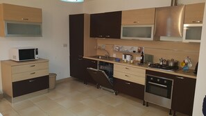 Fridge, microwave, electric kettle, toaster - Soleil Court Apartment (Marsaskala)