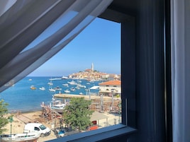 Quarto casal luxo, vista para o mar | Frigobar, cofres nos quartos, escrivaninha, cortinas blackout