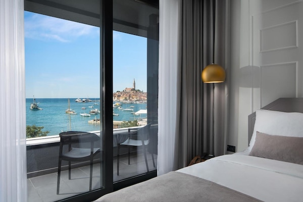 Superior driepersoonskamer, balkon, uitzicht op zee | Een minibar, een kluis op de kamer, een bureau, verduisterende gordijnen