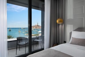 Superior driepersoonskamer, balkon, uitzicht op zee | Een minibar, een kluis op de kamer, een bureau, verduisterende gordijnen