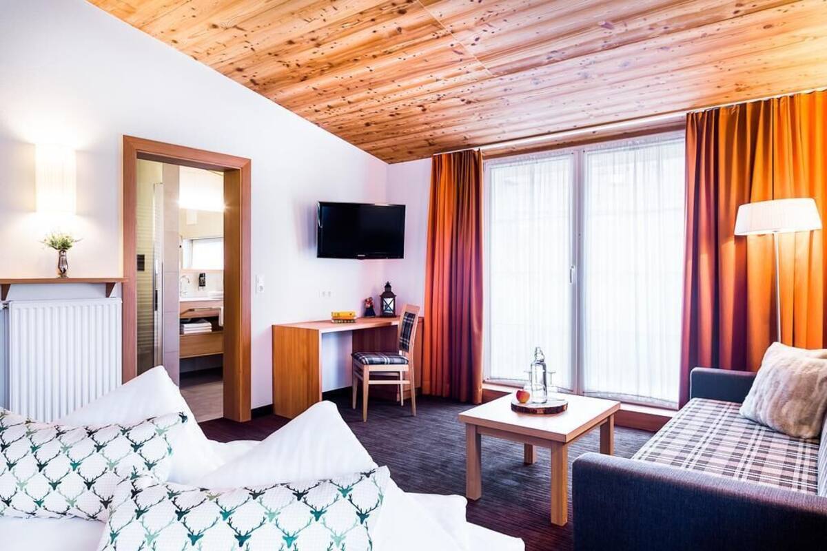 Habitación triple | Caja fuerte, escritorio, ropa de cama