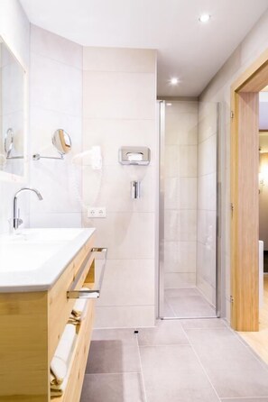 Amenidades de baño gratuitas, secadora de cabello, toallas 