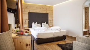 Double Room | In-room safe, desk, bed sheets