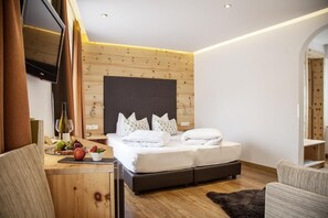 Dobbeltrom | Safe på rommet, skrivebord og sengetøy