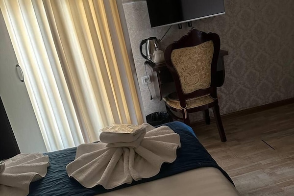 Chambre Standard double | Literie de qualité, bureau, espace de travail pour ordinateurs portables