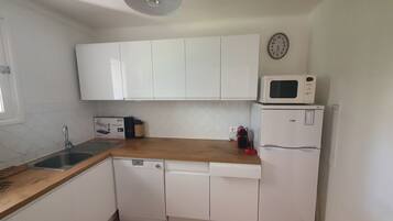 Een koelkast, een microgolfoven, een oven, een kookplaat