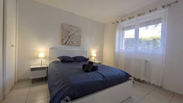 3 slaapkamers, een strijkplank/strijkijzer, reisbedje, gratis wifi