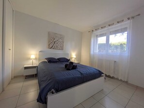 3 bedrooms, iron/ironing board, travel crib, free WiFi