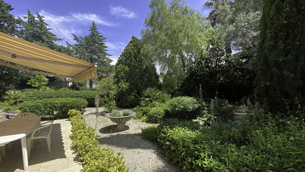 A garden with a pergola, seating area, and various plants. - Villa Gai Soleil, quiet location 500 m from Port Santa Lucia and beaches (Saint-Raphaël)