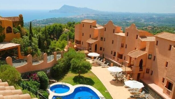 A resort with a pool, outdoor seating, and a view of the sea. - Semiramis 4 - Altea, Costa Blanca (Altea)