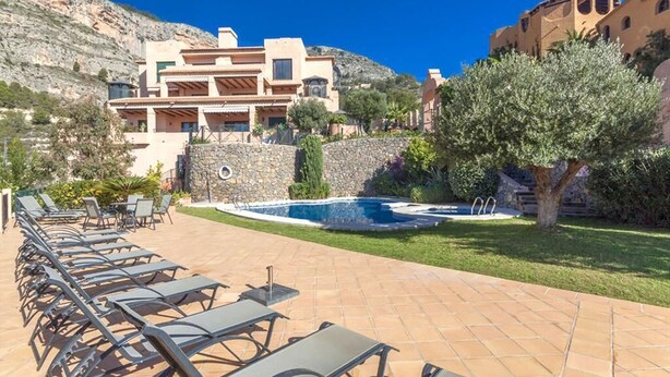 A resort with a pool, lounge chairs, and a mountainous backdrop. - Semiramis 7 - Altea, Costa Blanca (Altea)