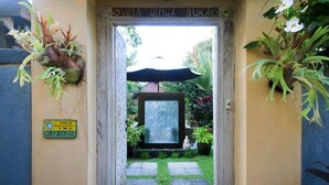 A doorway with a sign reading "Villa Semua Sukar." - Bungalow Jepunbest Breakfast in Bali (Ubud)