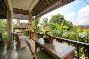 Outdoor dining - Hibiscus Guest Suitebest Breakfast in Bali (Ubud)