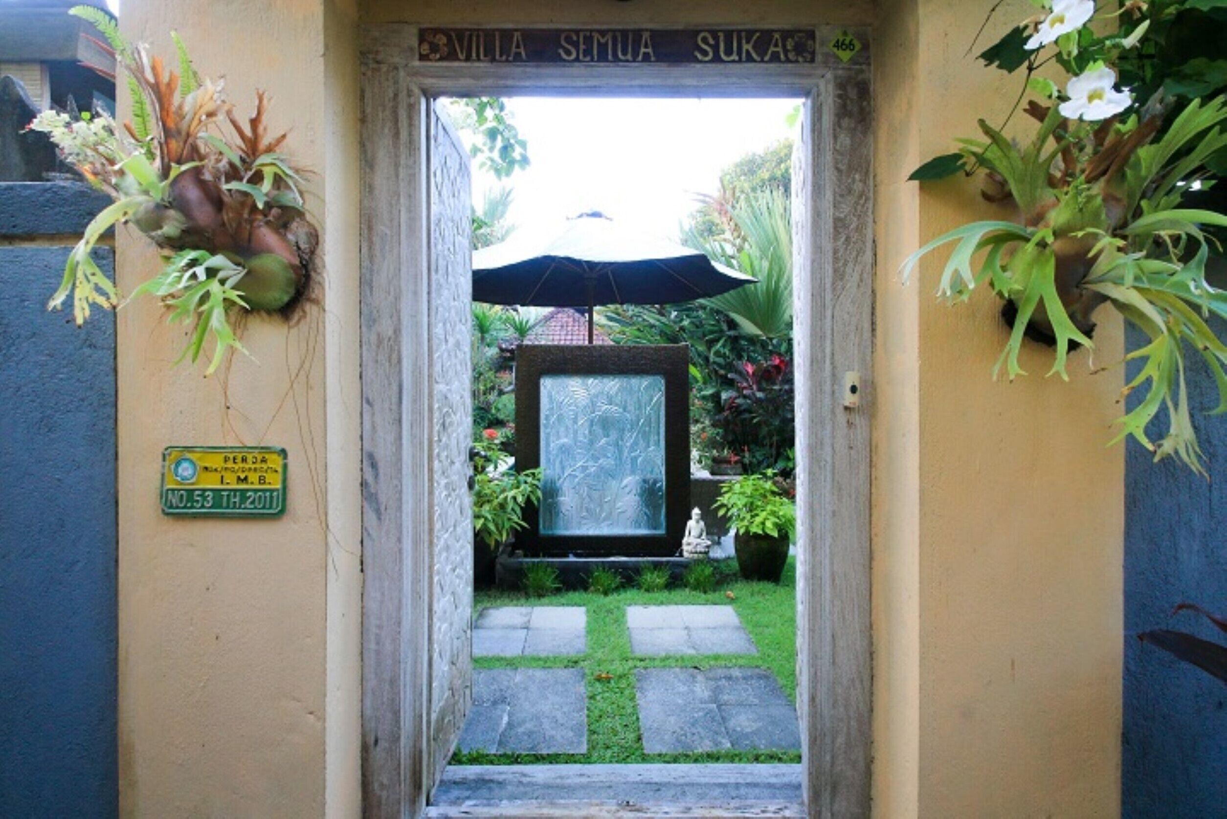A doorway with a sign reading "Villa Semua Sukar."