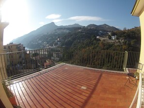 Terrace/patio - Wonderful Amalfi Coast Apartment Overlooking the sea With Free Wifi and Parking (Vietri sul Mare)