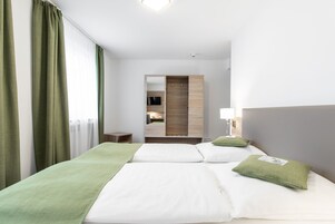 Desk, soundproofing, free WiFi, bed sheets