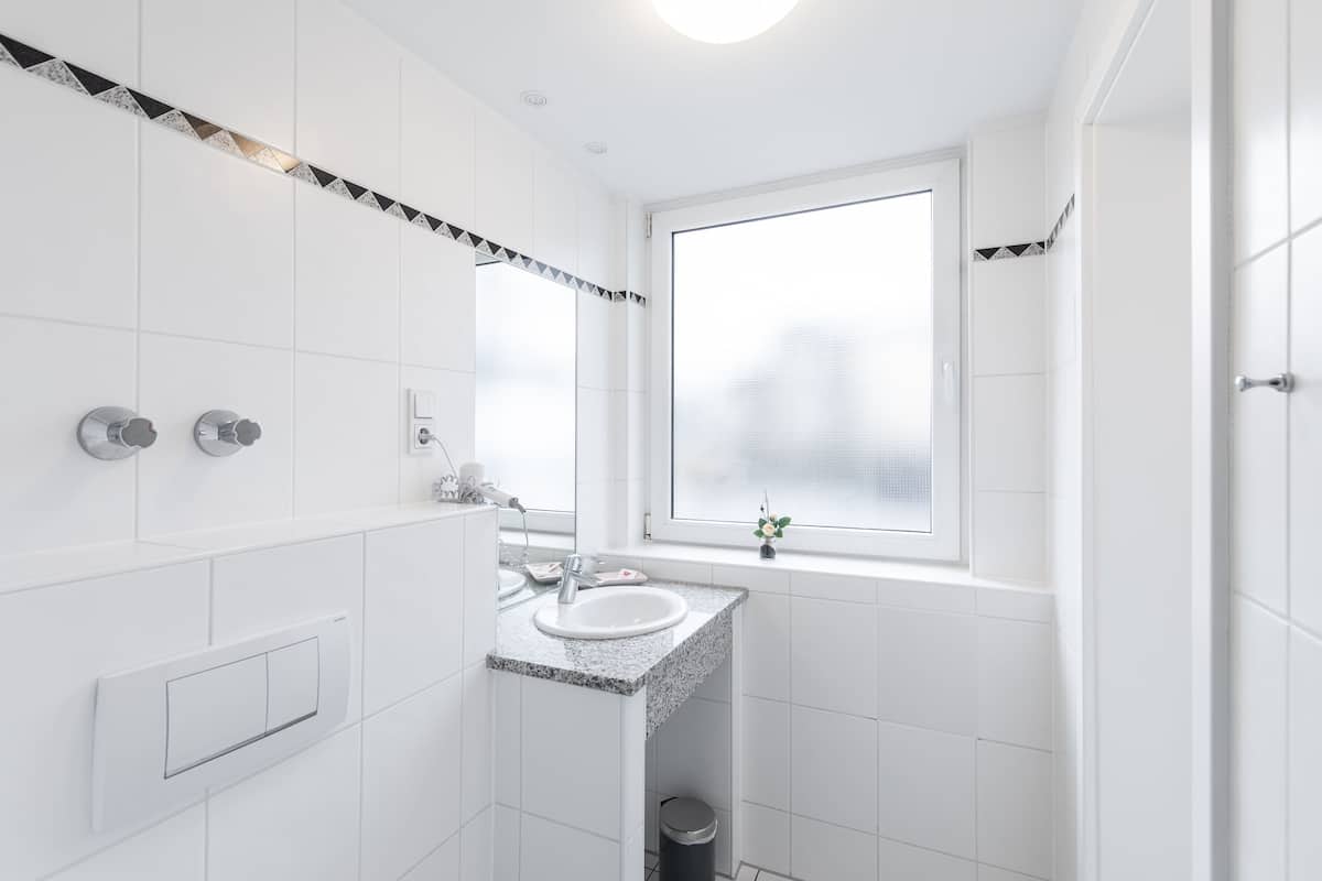 shower, free toiletries, towels