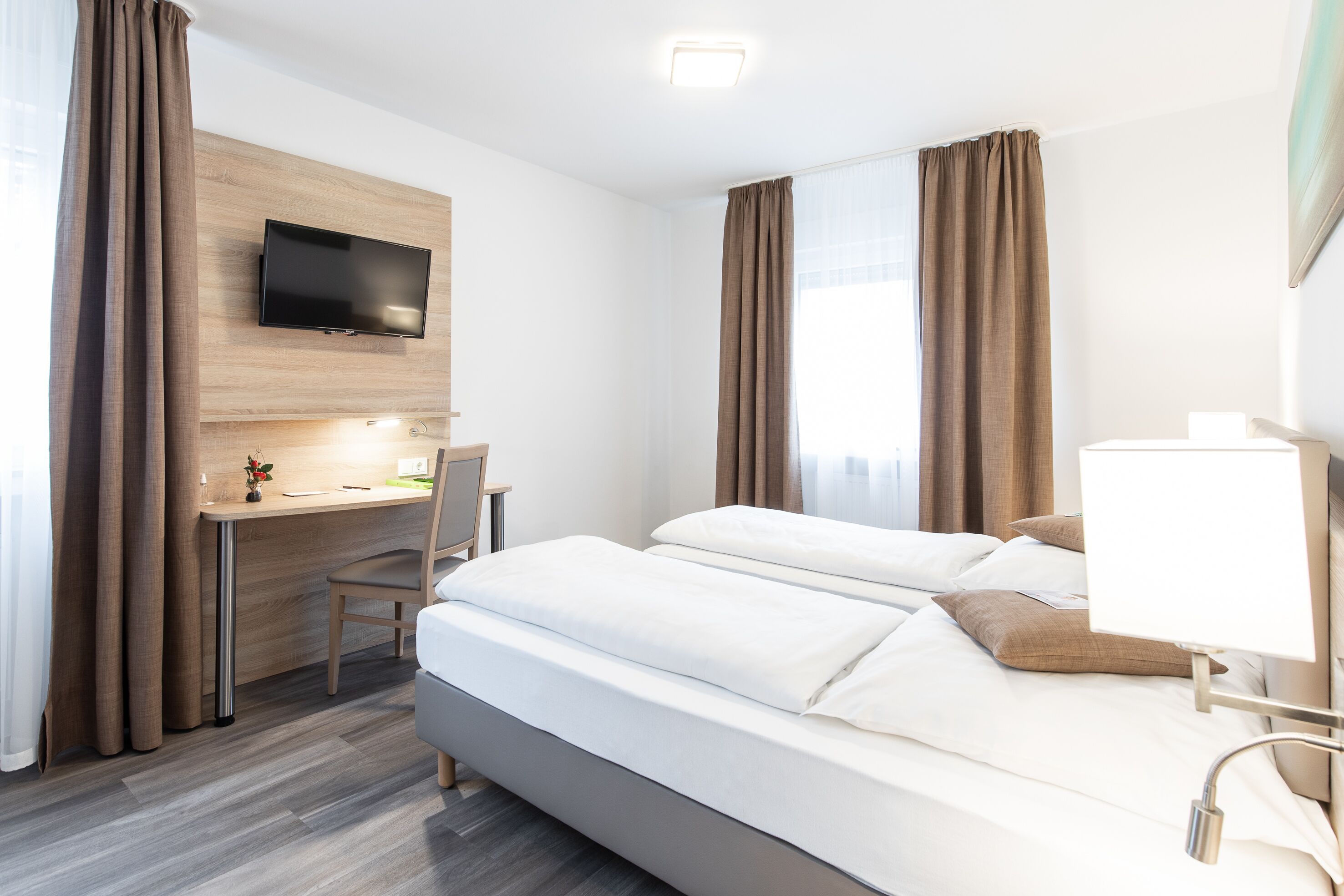 standard double room | desk, soundproofing, free wifi, bed sheets