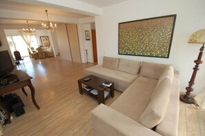 Panoramic Villa | Living room | Flat-screen TV - Guest house Anlave (Drobnici)