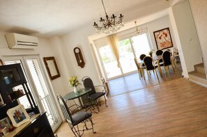 Panoramic Villa | Living room | Flat-screen TV